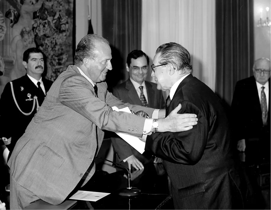 Recibiendo de manos de S.M. el Rey Juan Carlos I el Premio que lleva su nombre