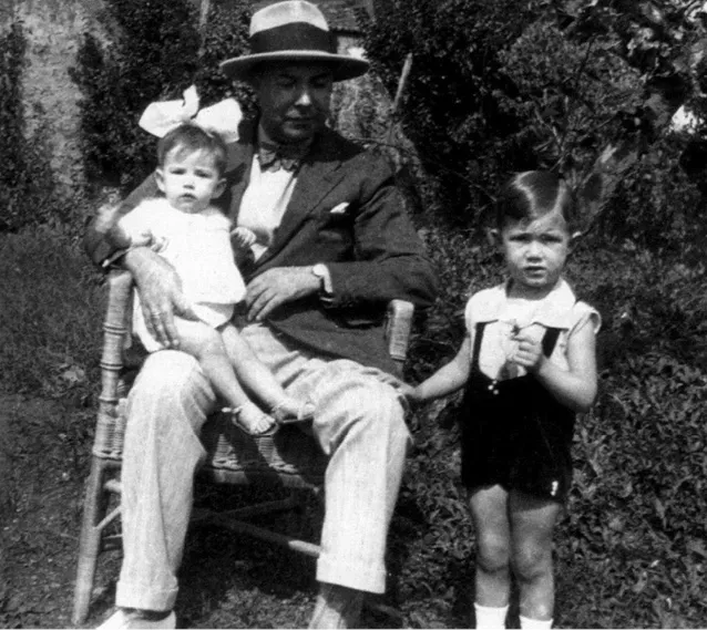 Con su padre, Juan, y con su hermana, Maximina