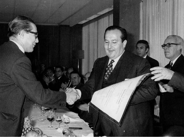 Recibiendo el Premio Nacional de Literatura en 1971