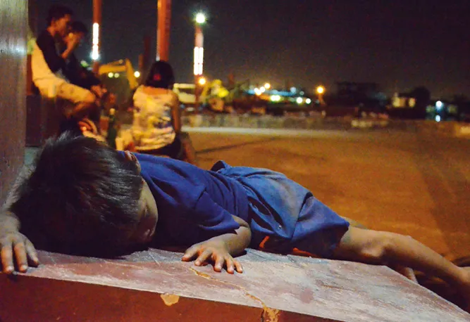 Niño durmiendo en la calle