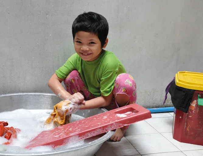 niño lavando