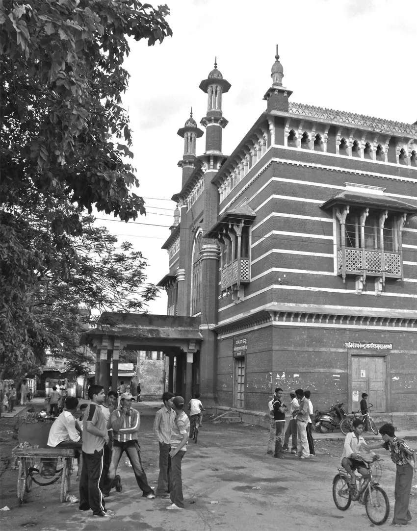 Plate 1.2 Alfred Hall, the old Town Hall situated in Kotwali. This is an early example of the Indo-Saracenic style in Banaras. Photograph reproduced courtesy of Michael S. Dodson, 2008.