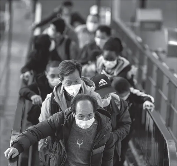Guangzhou, Cina, 12 marzo 2020: un gruppo di persone con sul volto la mascherina chirurgica per prevenire il contagio della nuova malattia.