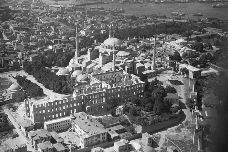 Figure 1.1 Istanbul/Constantinople: the former Roman basilica Hagia Sophia and the Ottoman mosque Ayasofya