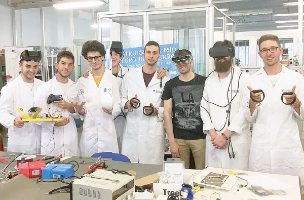 Aerospazio. Un gruppo di studenti dell’Its per la mobiità sostenibile e aerospazio di Torino (prima del Covid)