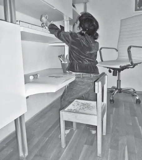 “Ho il mio tavolino, la sedia e il materiale per disegnare che prendo da sola.”