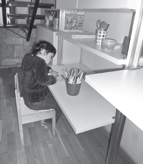 Con sedia e tavolo offriamo ai bambini un’area di attività comoda e funzionale analoga alla nostra.