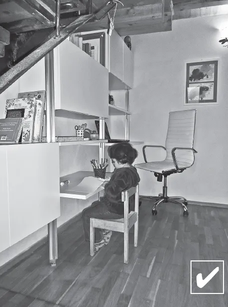 I piedi devono essere ben appoggiati al pavimento e le gambe devono potere andare sotto al tavolo.