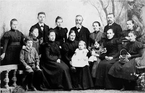 1 Familie Johannes und Caroline Schnyder-Wyttenbach, Bischofszell 1898 (v. l. n. r. stehend: Söphy, Hans, Hedwig, Vater Johannes, Lilly, Ernst, Marthy; v. l. n. r. sitzend: Karl, Trudi [stehend], Hanna, Mutter Caroline mit Walter, Paula, Tante Julie von Wyttenbach, Rösy).