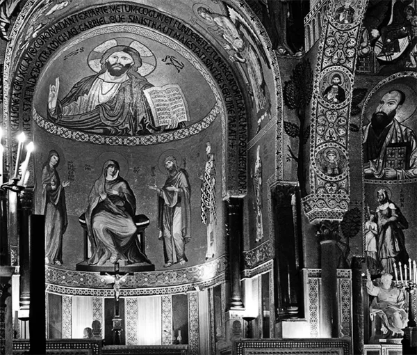 A sinistra: la Cappella Palatina di Palermo, in stile arabo-normanno, fatta costruire dal re di Sicilia Ruggero II d’Altavilla nel 1130 e consacrata nel 1140.