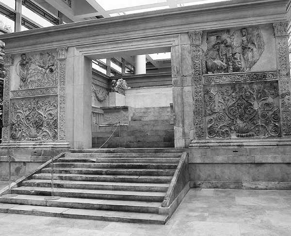 Ara Pacis Augustae, Museo dell’Ara Pacis, Roma. Inaugurata nel 9 a.C. per celebrare le vittorie di Augusto in Spagna e in Gallia, fu eretta in origine nel Campo Marzio. Il recupero del monumento, iniziato nel XVI secolo, si è concluso con gli scavi del 1937-1938.