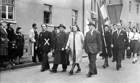 U:\pweyl\Manuscrit\aaaa MANUSCRIT EN COURS\VAISLIC Marie\ILLUSTRATIONS  MV\SCANNES\défilé_Bergen_Belsen_ok OK OK OK.webp