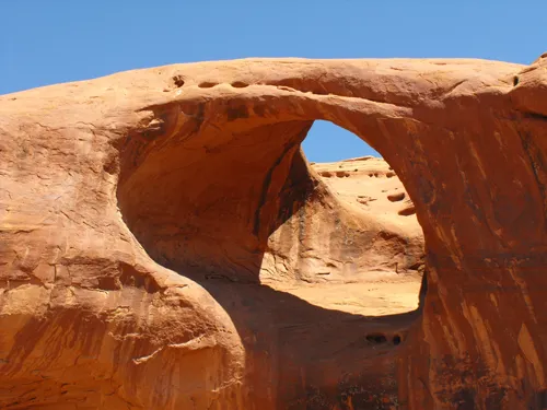 A cave without back wall. The edges of the cave appear smooth.