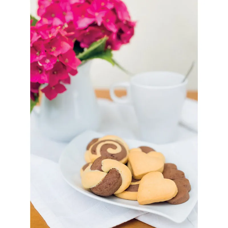 Biscotti bicolore di pasta frolla