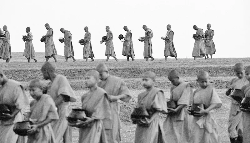 Monaci theravāda durante il giro delle elemosine, Thailandia. (Don Farber)