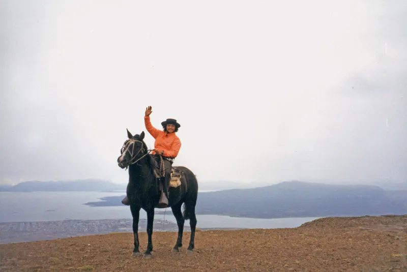 In bici, di corsa… ma anche a cavallo: qui sono a Puerto Natales, in Cile. Il nome della provincia è tutto un programma: Última Esperanza.