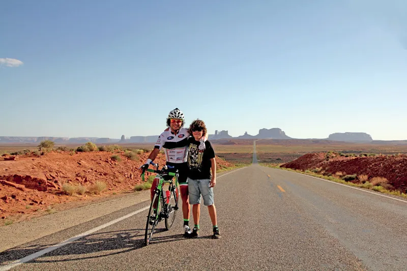 Io e Santiago durante la Race Across America 2014: alle nostre spalle la Monument Valley. Percorsi 1.200 chilometri. Ne restano più di 3.600...