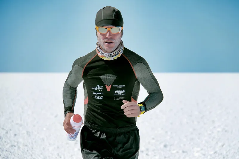 Il bianco del sale e il blu del cielo: questi sono i colori che mi accompagnano mentre attraverso il Salar de Uyuni, il deserto salato boliviano.