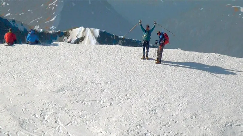 15 luglio 2013: sono passate 16 ore 35 minuti e 52 secondi da quando sono partito in bici da Genova. Con Denis Trento sono in vetta al Monte Bianco.