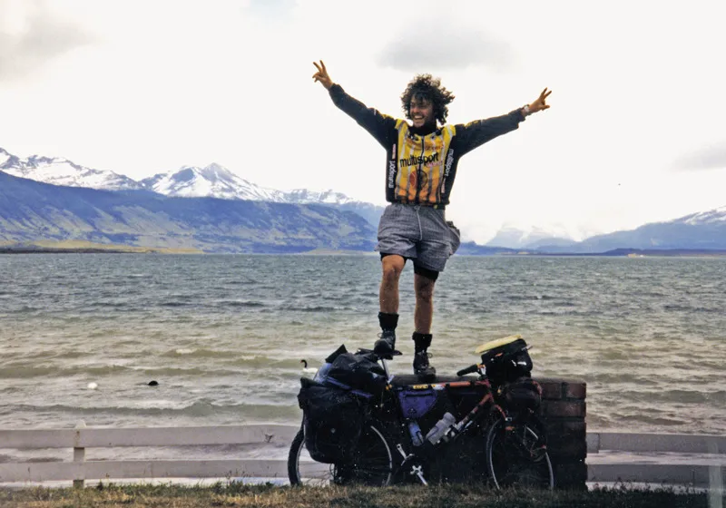 In riva al lago Viedma, in Patagonia, pedalando da El Chaltén, ai piedi del monte Fitz Roy, a El Calafate.