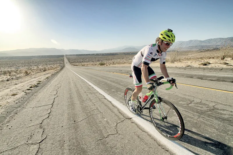 Le prime miglia della Race Across America: lasciate Oceanside e le onde del Pacifico, ci si inoltra nel deserto della California.