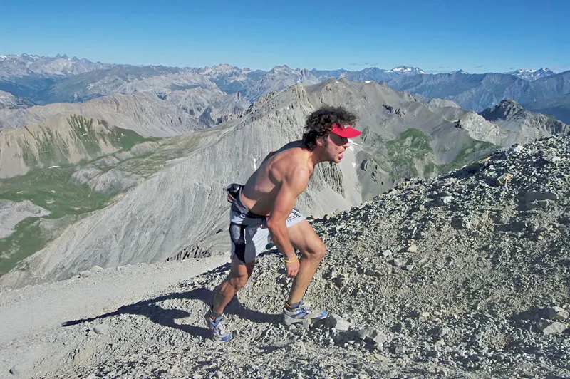 La corsa in montagna coniuga la mia passione per il trail e per le vette. Qui sono a pochi metri dalla cima dello Chaberton.