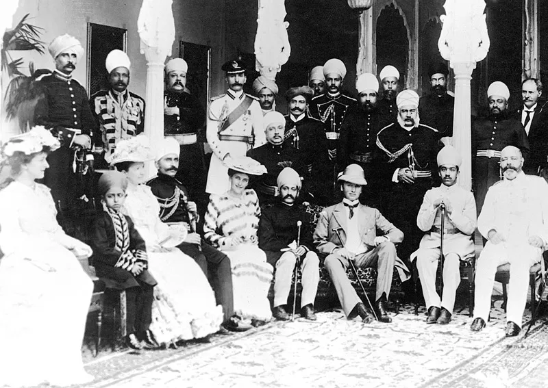 Lord George Nathaniel Curzon e i suoi amici aristocratici ad Aina-Khana, il palazzo del maharaja Peshkai (1900 ca).