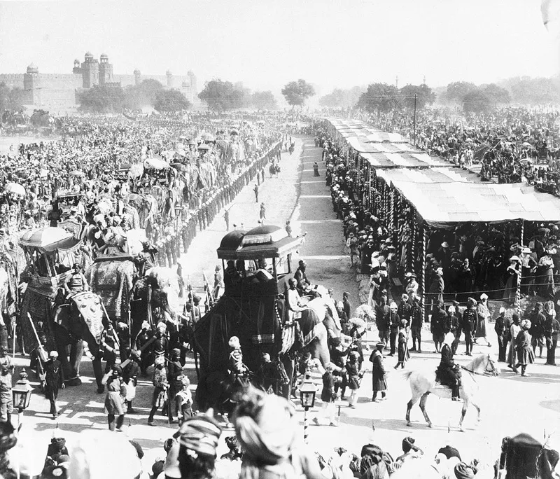 Grande corteo oltre il Forte Rosso durante la festa musulmana di Durbar a Delhi (1903).