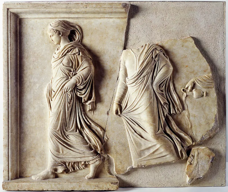 Particolare di rilievo con fanciulla chiamata «Gradiva», copia romana del II secolo d.C. da originale greco del IV secolo a.C. 