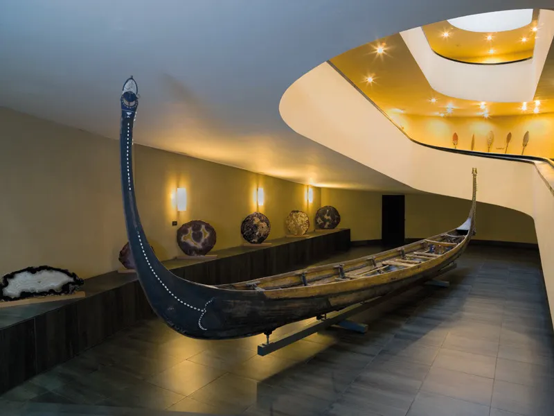 Piroga cerimoniale Ivukapi proveniente dall’arcipelago  delle Salomone, inizi XX secolo. 