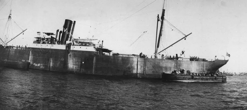 Porto di Tripoli, 15 luglio 1913. Miani assiste al carico dei cammelli e, precisa nella didascalia, degli autocarri. (CMPA, s.f., foto n. 4)