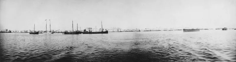 Porto di Tripoli, sera del 16 luglio 1913. Le navi della spedizione lasciano il porto dirette a Misurata. (CMPA, s.f., foto n. 8)