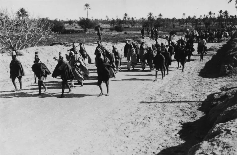 Misurata, 17 luglio 1913. Durante la sosta nel porto, per imbarcare truppe, Miani scatta quattordici fotografie. In questa immagine, reparti indigeni si avviano al porto. (CMPA, s.f., n. 17)