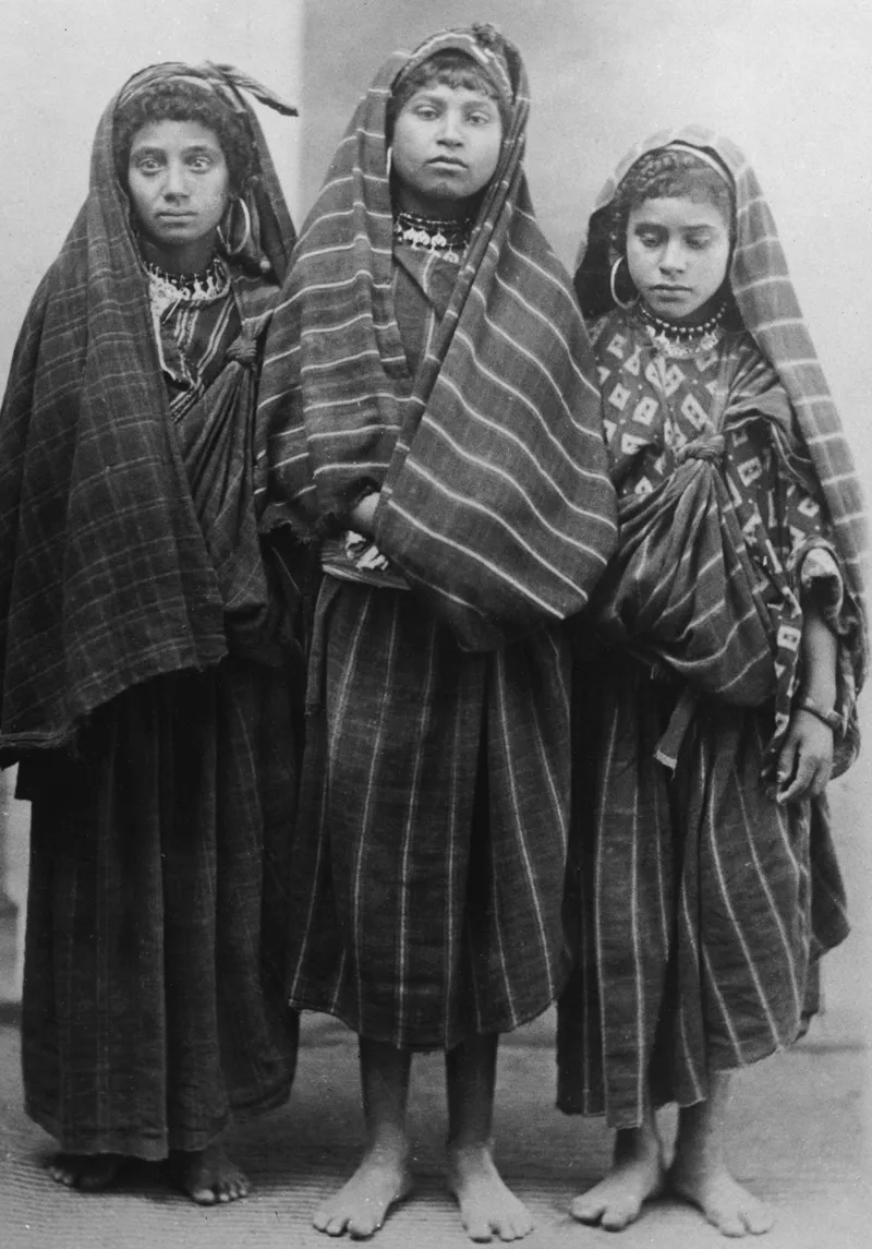 Misurata, 17 luglio 1913. La didascalia di Miani è concisa: «Tre ragazze arabe». Nessun commento. (CMPA, s.f., foto n. 20)