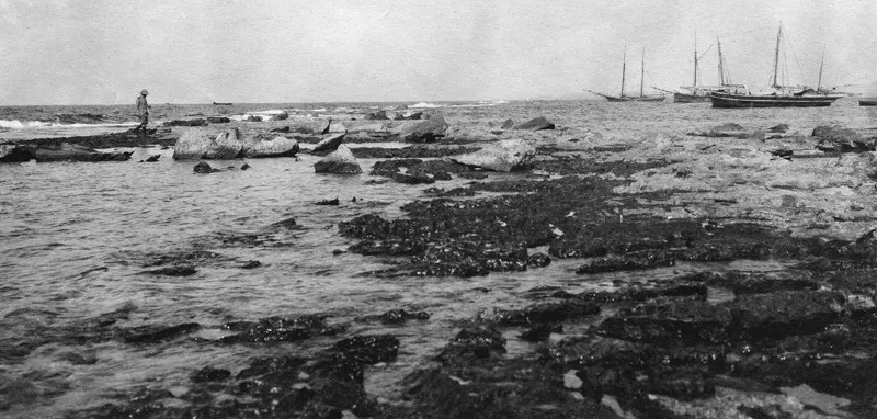 Sirte, base di partenza della spedizione verso l’interno, 18 luglio 1913. Nella lunghissima didascalia (13 righe) Miani descrive le scogliere di «arenaria compatta» che formano il porto. (CMPA, s.f., foto n. 24)