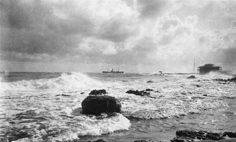 Sirte, 19 luglio 1913. Un’altra veduta del porto con il mare mosso che ostacola le operazioni di sbarco. (CMPA, s.f., foto n. 26)
