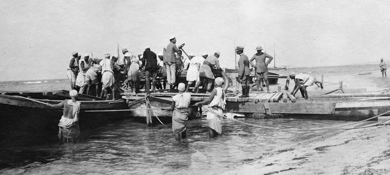 Sirte, 19 luglio 1913. Si sbarcano, fra molte difficoltà, gli autocarri della spedizione. (CMPA, s.f., foto n. 27)