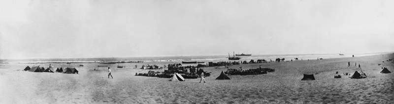 Sirte, 20 luglio 1913. Continua lo sbarco di uomini e di materiali sulla spiaggia. Sorgono i primi accampamenti. (CMPA, s.f., foto n. 32)