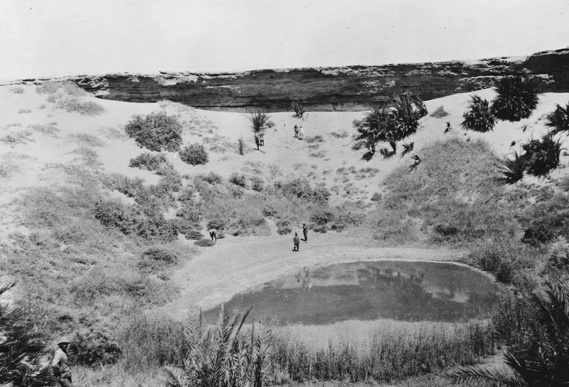 Carovaniera Sirte-Socna, agosto 1913. La cava, invasa dall’acqua, di Giohra Bugineira dalla quale i romani estraevano i massi per costruire il castello di Bu Ngeim. (CMPA, s.f., foto n. 38)