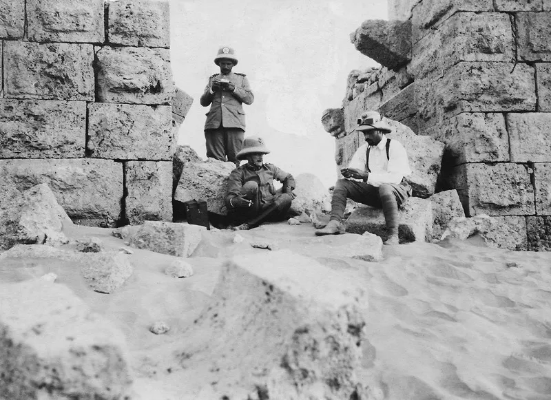 Bu Ngeim, agosto 1913. Alcuni ufficiali di Miani tra i ruderi del castello romano. «I massi squadrati» scrive il colonnello nella didascalia «mostrano, alla lente, la natura spugnosa del travertino durissimo.» Il fotografo, in questa occasione, si sposa al geologo. (CMPA, s.f., foto n. 40)