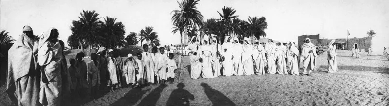 Bu Ngeim, agosto 1913. Miani incontra un gruppo di notabili della località. (CMPA, s.f., foto n. 41)