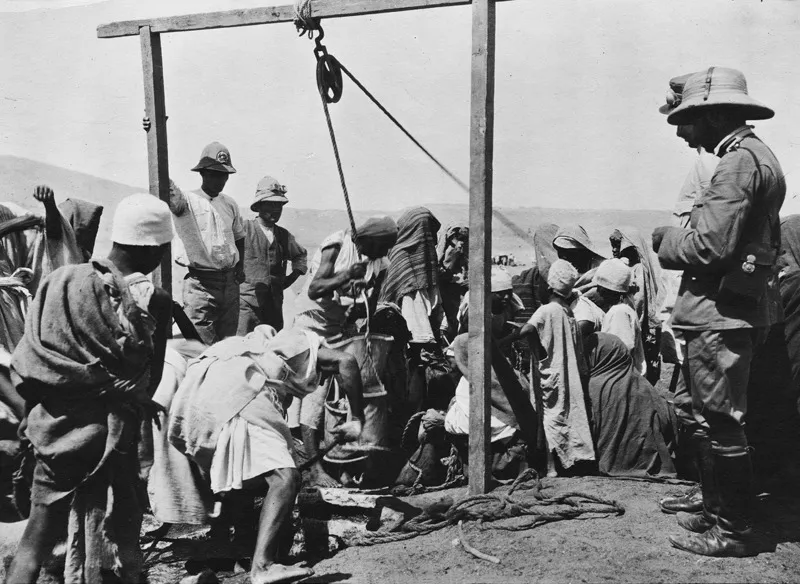Fatimia, agosto 1913. La colonna fa tappa ai ricchi pozzi del villaggio. Miani scrive nella didascalia: «La ressa per attingere l’acqua». (CMPA, s.f., foto n. 43)