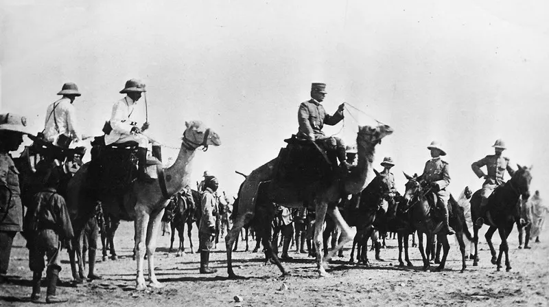 Socna, 26 agosto 1913. Per fare il suo ingresso in città, Miani abbandona l’autocarro per salire in groppa a un cammello. (CMPA, s.f., foto n. 54)