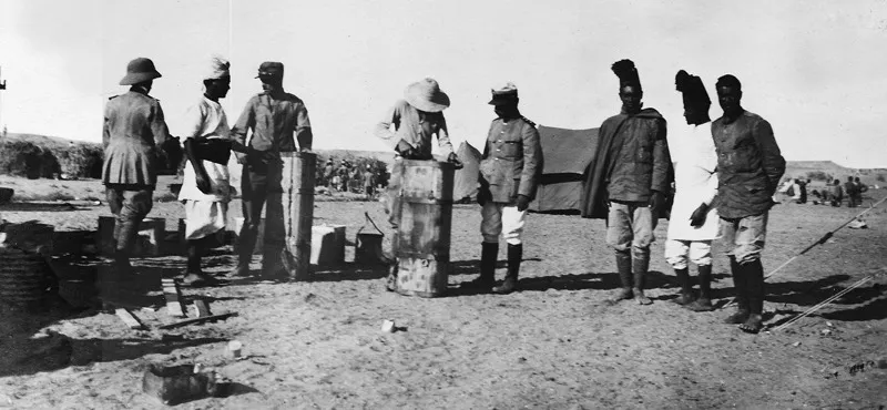Socna, settembre 1913. Si riparano le botti per l’acqua in previsione della traversata del deserto fra Socna e lo Sciati. (CMPA, s.f., foto n. 57)