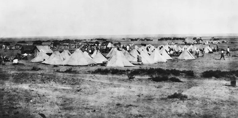 Socna, ottobre 1913. L’accampamento delle truppe di Miani poco lontano dalla città, che è completamente cinta da alte mura. (CMPA, s.f., foto n. 57 bis)