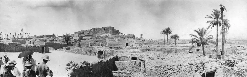 Uaddan, ottobre 1913. Miani e alcuni ufficiali in visita al centro carovaniero di Uaddan, sempre nell’oasi di Giofra. Miani scrive: «Antica città che vuolsi risalga all’epoca romana». (CMPA, s.f., foto n. 59)