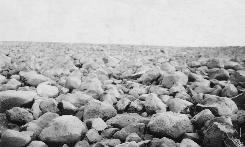 Gebel es-Soda, novembre 1913. La terrificante pietraia che la colonna Miani si accinge ad attraversare. Il colonnello dedica all’esame geologico dell’altipiano 14 dotte e fittissime righe. (CMPA, s.f., foto n. 64)