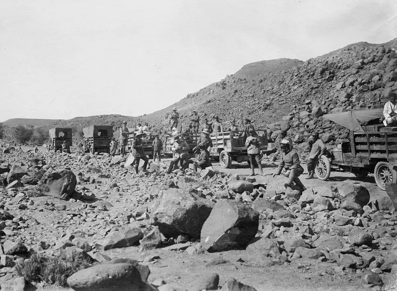 Gebel es-Soda, 4 dicembre 1913. La colonna Miani ha lasciato Socna e sta attraversando, sulla strada appena ultimata, il deserto di pietre. (CMPA, s.f., foto n. 67)