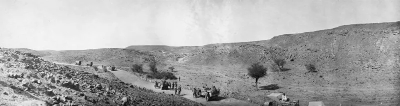 Gebel es-Soda, 5 dicembre 1913. Gli autocarri procedono agevolmente sulla strada, lunga cinquanta chilometri, fatta costruire da Miani. (CMPA, s.f., foto n. 68)
