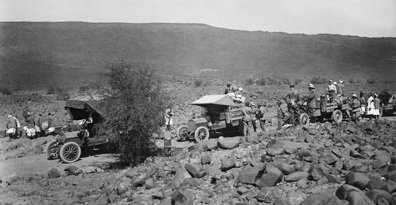 Gebel es-Soda, 5 dicembre 1913. Breve sosta all’uadi Firmi, a cinquantaquattro chilometri da Socna. (CMPA, s.f., foto n. 69)